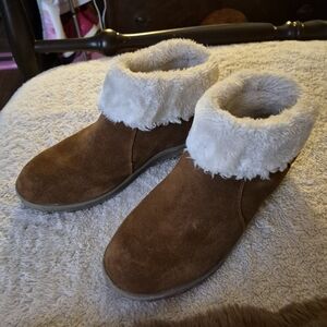 Minnetonka Brown Suede Boots with Off White Fur.